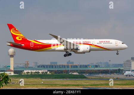 Shanghai, China 28. September 2019: Hainan Airlines Boeing 787-9 Dreamliner Flugzeug am Shanghai Hongqiao Airport SHA in China. Boeing ist ein Amerikaner Stockfoto