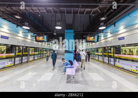 Shanghai, China 28. September 2019: Shanghai Metro Station Hongqiao Airport Terminal 1 MRT in China. Stockfoto