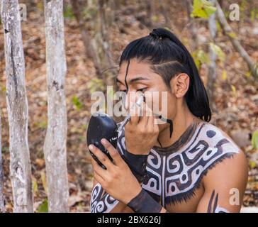 Valladolid, Yucatan/Mexiko - Februar 24,2020: Junge Maya-Männer bereiten sich in Kostümen für die traditionelle Maya-Zeremonie vor Stockfoto