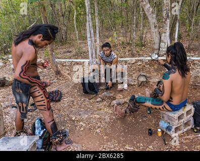 Valladolid, Yucatan/Mexiko - Februar 24,2020: Junge Maya-Männer bereiten sich in Kostümen für die traditionelle Maya-Zeremonie vor Stockfoto