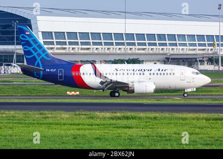 Jakarta, Indonesien 27. Januar 2018: Sriwijaya Air Boeing 737-500 Flugzeug am Flughafen Jakarta CGK in Indonesien. Boeing ist ein amerikanischer Flugzeughersteller Stockfoto