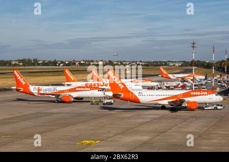 Berlin, Deutschland 11. September 2018: EasyJet Airbus A320 Flugzeuge am Flughafen Berlin-Tegel TXL in Deutschland. Airbus ist ein europäischer Flugzeughersteller b Stockfoto