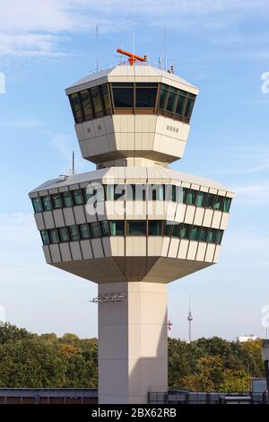 Berlin, Deutschland 11. September 2018: Turm am Flughafen Berlin-Tegel TXL in Deutschland. Stockfoto