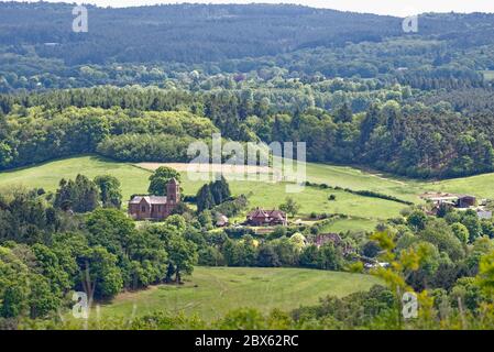 Der Blick von Newlands Corner in der Nähe von Guildford mit Blick auf Albury Dorf in den Surrey Hills England UK Stockfoto