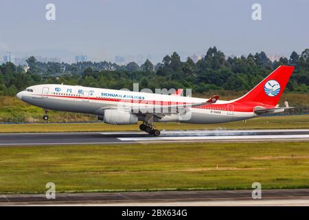 Chengdu, China 22. September 2019: Sichuan Airlines Airbus A330-200 Flugzeug am Chengdu Flughafen CTU in China. Airbus ist ein europäischer Flugzeughersteller Stockfoto