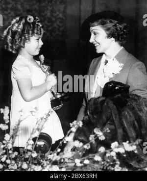 SHIRLEY TEMPLE überreicht CLAUDETTE COLBERT 1935 den besten Oscar für IT HAPPENED ONE NIGHT 1934 Regisseur FRANK CAPRA Drehbuch ROBERT RISKIN Kurzgeschichte Samuel Hopkins Adams Columbia Pictures Stockfoto