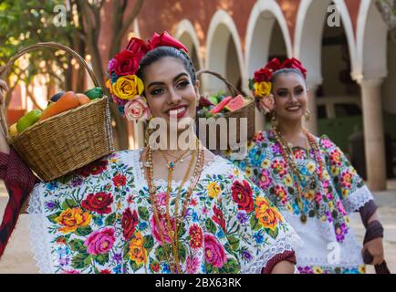 Merida,Yucatan/Mexiko-Februar 29,2020:Tänzerinnen in traditionellen Kostümen, die den Obstkorbtanz vorführen Stockfoto