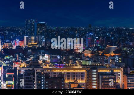 tokio, japan - märz 25 2020: Luftiger blauer Nachtpanorama des buddhistischen Sensoji-Tempels und der fünfstöckigen Pagode, die in der Mitte des Bui beleuchtet ist Stockfoto