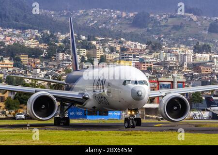 Quito, Ecuador 15. Juni 2011: LAN Cargo Boeing 777F Flugzeug am Flughafen Quito UIO in Ecuador. Boeing ist ein amerikanischer Flugzeughersteller mit Hauptsitz Stockfoto
