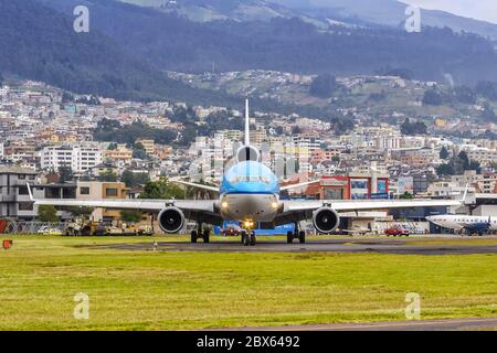 Quito, Ecuador 16. Juni 2011: KLM Royal Dutch Airlines McDonnell Douglas MD-11 Flugzeug am Flughafen Quito UIO in Ecuador. Stockfoto