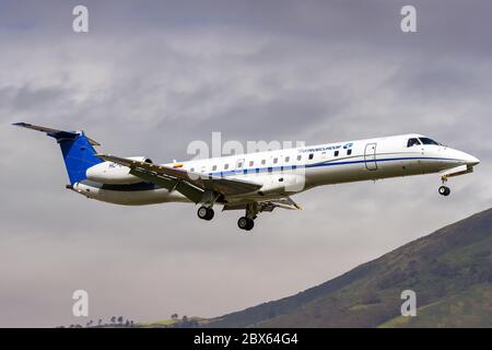 Quito, Ecuador 15. Juni 2011: Petroecuador Embraer 145 Flugzeug am Flughafen Quito UIO in Ecuador. Stockfoto