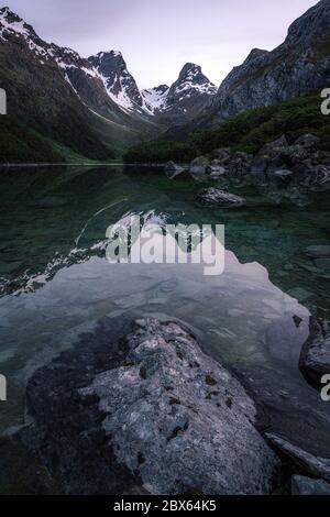 Emily Peak spiegelt sich im McKenzie See bei Sonnenuntergang, Routeburn Track, South Island, Neuseeland Stockfoto