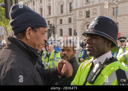 Tamilischer Protestor konfrontierte den schwarzen Polizisten in London während der Demonstration 2009 Stockfoto