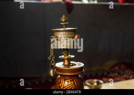 Ein goldenes tibetisch-buddhistisches Gebetsrad in einem Kloster im Spiti-Tal in Himachal Pradesh, Indien. Stockfoto