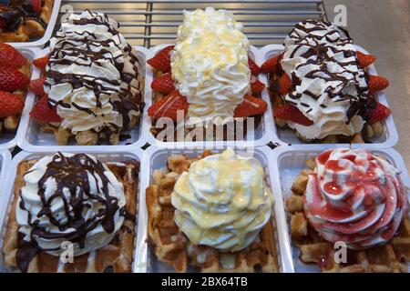 Belgische Waffeln mit Sahne Stockfoto