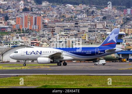 Quito, Ecuador 15. Juni 2011: LAN Airbus A320 Flugzeug am Flughafen Quito UIO in Ecuador. Airbus ist ein europäischer Flugzeughersteller mit Sitz in Toulouse, Stockfoto