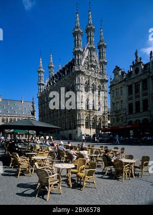 Rathaus und Café Stockfoto