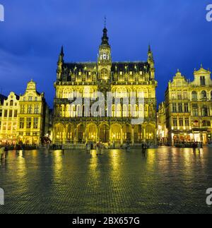 Maison du ROI auf dem Grand Place bei Nacht beleuchtet Stockfoto