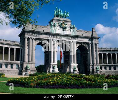 Monumentale Arkade des Palais du Cinquantenaire Stockfoto