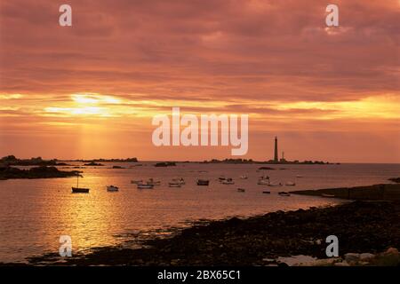 Boote und die Phare de la Vierge bei Sonnenuntergang, Plouguerneau, Finistere, Bretagne, Frankreich Stockfoto