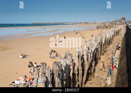 Blick auf Meer und Buhnen entlang der Promenade am Meer, Saint Malo, Bretagne, Frankreich Stockfoto