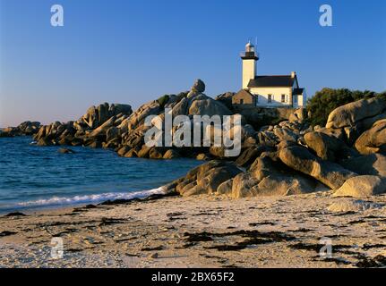 Pointe de Pontusval Leuchtturm bei Sonnenuntergang, Brignogan Plage, Finistere, Bretagne, Frankreich Stockfoto