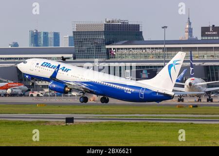 Warschau, Polen - 26. Mai 2019: Blue Air Boeing 737-800 Flugzeug am Warschauer Flughafen WAW in Polen. Boeing ist ein amerikanischer Flugzeughersteller headquart Stockfoto