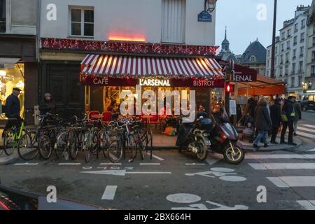 France Paris Rue de Birague 2020-12 : typisches Café im 4. Bereich neben dem Arsenal Stockfoto