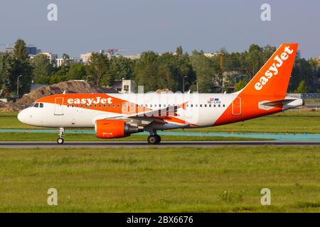 Warschau, Polen - 26. Mai 2019: EasyJet Europe Airbus A319 Flugzeug am Warschauer Flughafen WAW in Polen. Airbus ist ein europäischer Flugzeughersteller mit Sitz in i Stockfoto