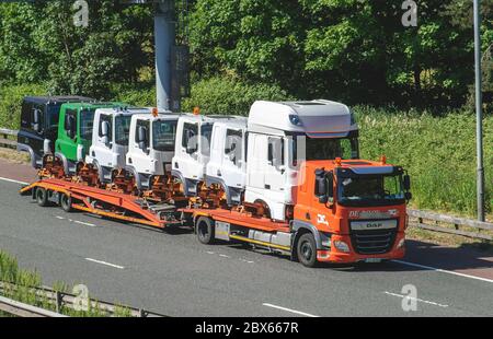 Convoi Exceptionnel LEYLAND Trucks DE Rooy Niederländischer Autotransporter; Spedition Lieferwagen, Sonderanfertigungen Transport oranger LKW, LKW Frachtführer, Übergrößen Ladungen, anormal, Auftragnehmer, Übergrößen Last. DAF LF Traktorkabinen von Holland auf dem Weg nach Leyland. Autotransporter, Autotransporter Träger. Schwerguttransport Lieferwagen, LKW, Transport, Sammlung und Lieferungen, Mehrwagen Nutzfahrzeugträger, LKW, Sonderladung, Lieferung, Transportindustrie, Fracht auf der Autobahn M6. Europäische Verkehrsbetriebe, Manchester, Großbritannien Stockfoto