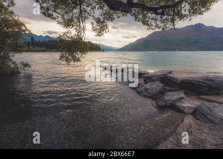 Ikonischer Blick auf Queenstown von der Skyline bei Sonnenuntergang Stockfoto