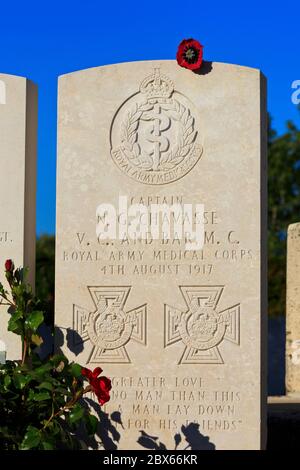 Grab des englischen Doppelkapitäns Noel Godfrey Chavasse (1884-1917) des Victoria Cross auf dem Brandhoek New Military Cemetery in Ypern, Belgien Stockfoto