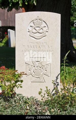 Grab der englischen (britischen Armee) Victoria Cross Empfänger privaten Thomas Barratt (1895-1917) auf Essex Farm Cemetery in Ypern, Belgien Stockfoto