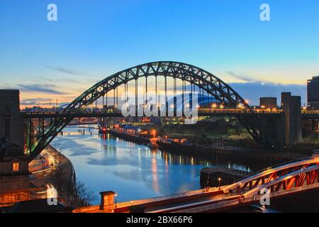 Die Tyne Bridge in der blauen Stunde bei Sonnenaufgang über dem Fluss Tyne verbindet Newcastle und Gateshead in Tyne und Wear, Nordostengland. Stockfoto