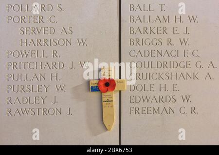 Die Namen der zahlreiche Britische und Commonwealth Soldaten, die während des Zweiten Weltkrieges starb ich im Menin Gate Memorial zu den fehlenden in Ypern, Belgien Stockfoto