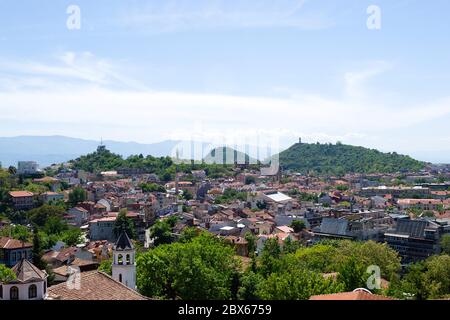 Blick vom Nebet Hügel auf die drei Hügel Jendem Tepe, Bunardjika und Sahat Tepe. Sommer 2020. Stockfoto