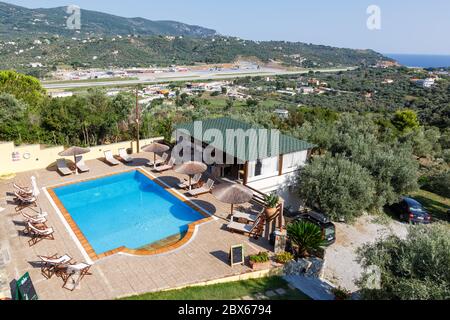 Skiathos, Griechenland - 29. Juli 2019: Urlaub Urlaub Schwimmbad Schwimmbad am Skiathos Flughafen (JSI) in Griechenland. Stockfoto