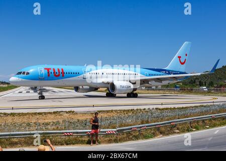 Skiathos, Griechenland - 30. Juli 2019: TUI Boeing 757-200 Flugzeug am Skiathos Flughafen (JSI) in Griechenland. Boeing ist ein amerikanischer Flugzeughersteller headqua Stockfoto