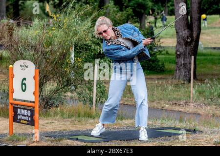 Arnhem, Niederlande. Mai 2020. ARNHEM, 05-06-2020, Niederlande, dutchnews, Pressemoment Königlich Niederländischer Schwimmverband, Kira Toussaint während des Pitch & Putt Turniers im Papendal Credit: Pro Shots/Alamy Live News Stockfoto