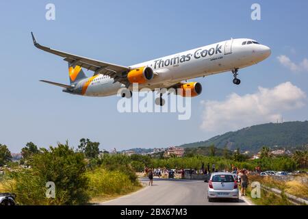 Skiathos, Griechenland - 2. August 2019: Thomas Cook Airlines Airbus A321 Flugzeug auf Skiathos Flughafen (JSI) in Griechenland. Airbus ist eine europäische Flugzeugmanufazrat Stockfoto