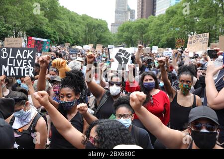 Brooklyn, NY, USA. 4. Juni 2020. Draußen und auf dem Weg zum George Floyd Memorial Service, gefolgt von einem Protestmarsch von Black Lives Matter über die Brooklyn Bridge, Brooklyn, NY, 4. Juni 2020. Kredit: CJ Rivera/Everett Collection/Alamy Live News Stockfoto