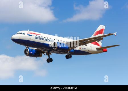 London, Großbritannien - 1. August 2018: British Airways Airbus A319 Flugzeug am Flughafen London Heathrow (LHR) in Großbritannien. Stockfoto