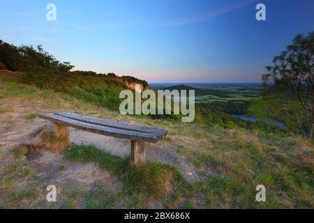 Sitzbank mit erhöhter Sicht auf North Yorkshire, Sutton Bank, England, UK Stockfoto
