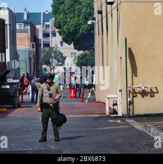 La Mesa, ca. 31. Mai 2020 Polizei steht Wache über zerstörten Gebäuden in La Mesa nach Vandalismus und Plünderungen während des Protestes über BLM Stockfoto