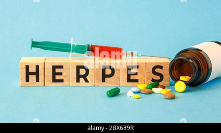 Herpes - Wort aus Holzblöcken mit Buchstaben, Viruserkrankungen Herpes Viren Konzept Stockfoto