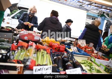 Stallbesitzer bedienen Kunden auf dem Portobello Road Market in London, nachdem Maßnahmen eingeführt wurden, um England aus der Blockade zu bringen. Stockfoto