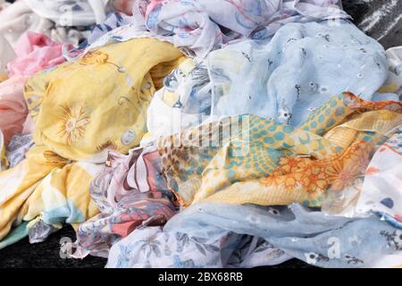 Viele bunte Schal auf dem Markt Stockfoto