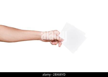 Hand hält Papierstücke (Karten, Tickets, Flyer, Einladungen oder Coupons, ), isoliert auf weißem Hintergrund mit Clipping-Pfad. Stockfoto