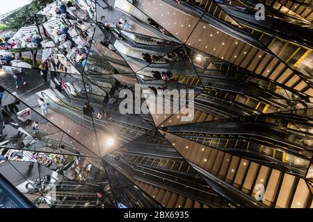 Tokio, Japan - 29. September 2018: Die Menschen werden in einem Spiegel reflektiert, wenn sie durch den berühmten Spiegeleingang des Tokyu Plaza gehen, der sich befindet Stockfoto