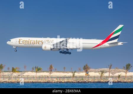 Male, Malediven - 18. Februar 2018: Emirates Boeing 777-300ER Flugzeug Flughafen Male (MLE) auf den Malediven. Boeing ist ein amerikanischer Flugzeughersteller Stockfoto